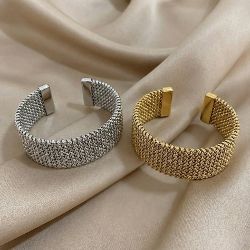 Stripe – Bracelet with engraved cable