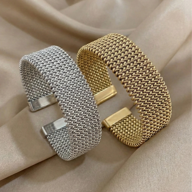 Stripe – Bracelet with engraved cable