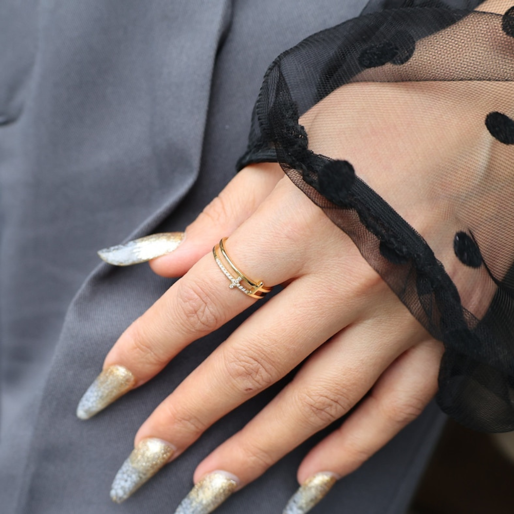 Double bar - delicate crossed ring