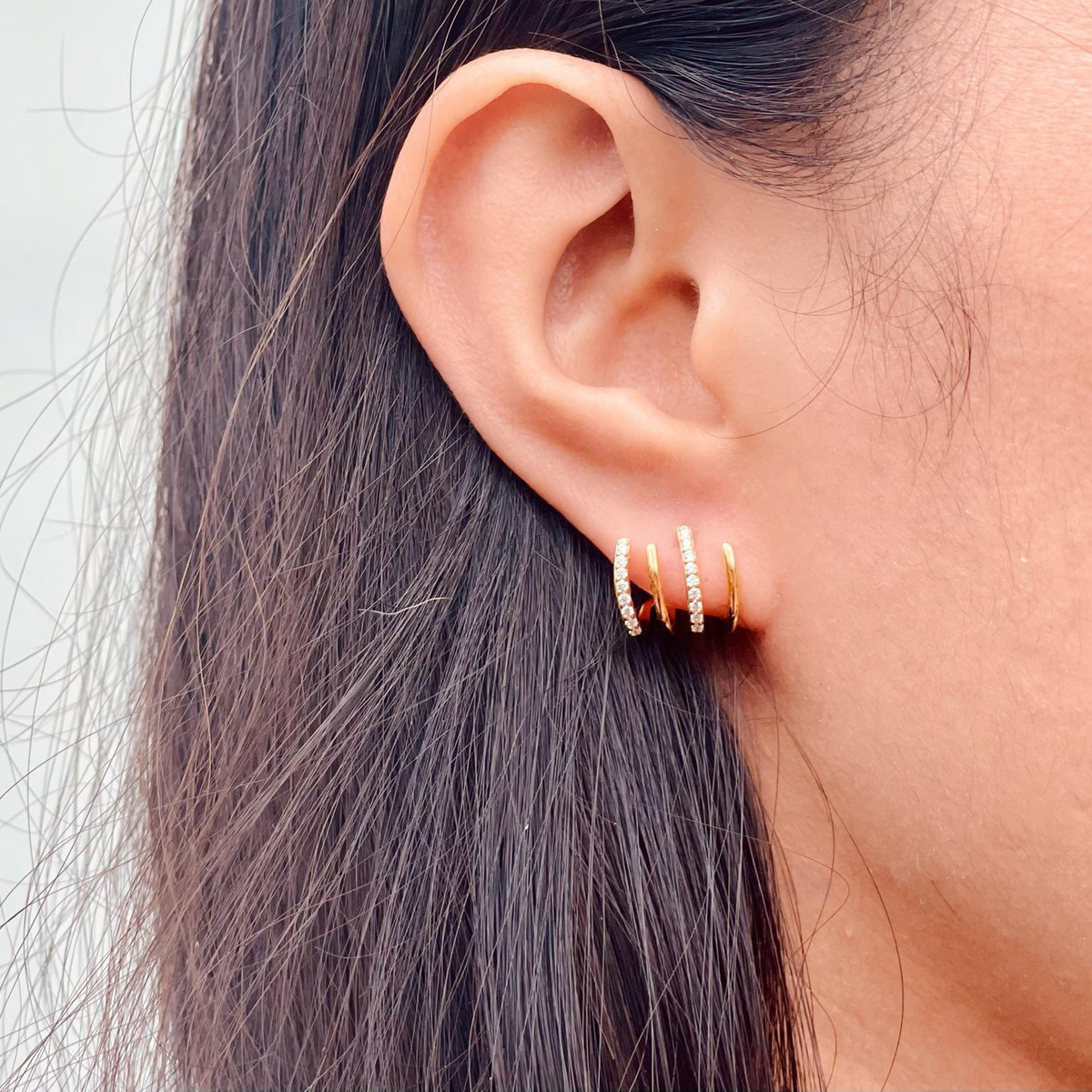 Huggie Earrings of Zircon of Four Points