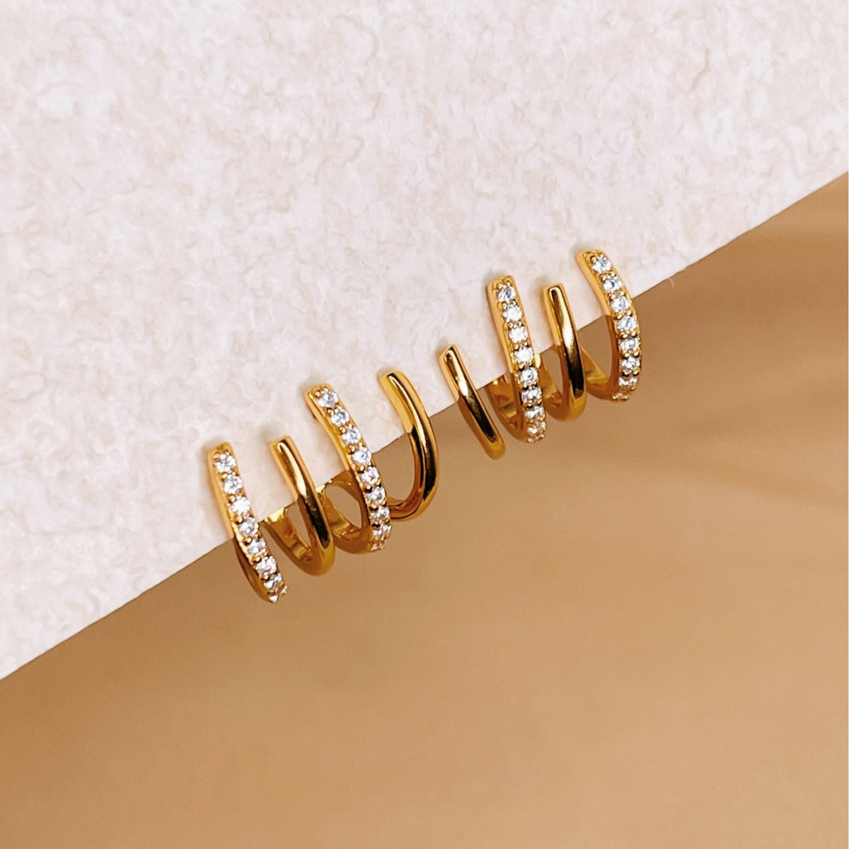 Huggie Earrings of Zircon of Four Points