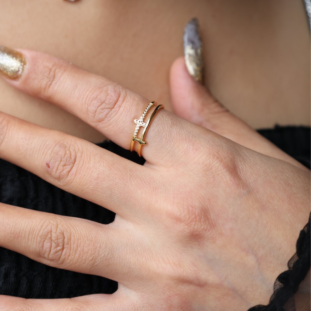 Double bar - delicate crossed ring