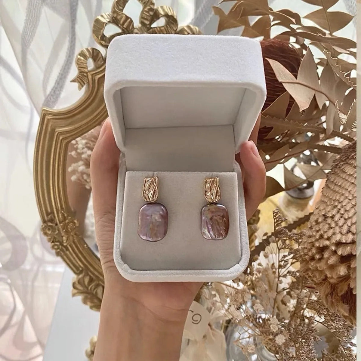 Aiah – Golden earrings with elegant baroque pearls