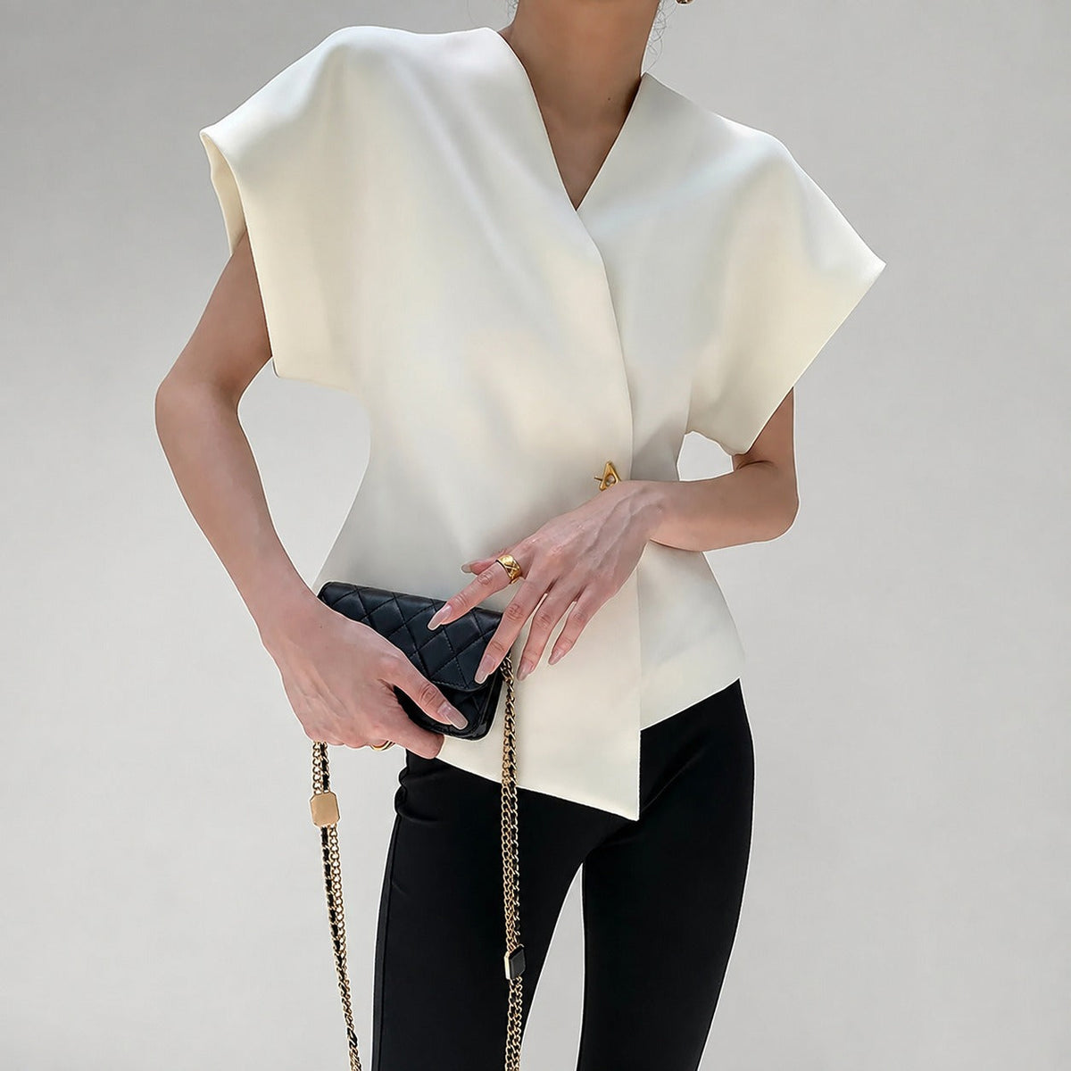 Leonie - Blouse with a V-neck and button fastening