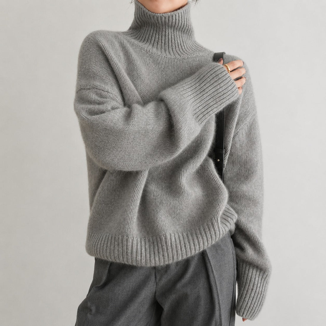 Lea - Women's loose turtleneck sweater