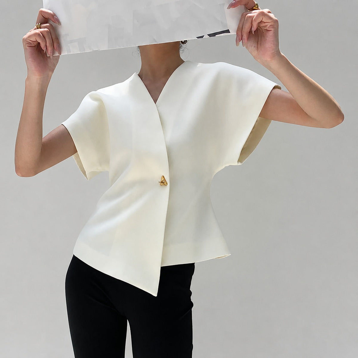 Leonie - Blouse with a V-neck and button fastening