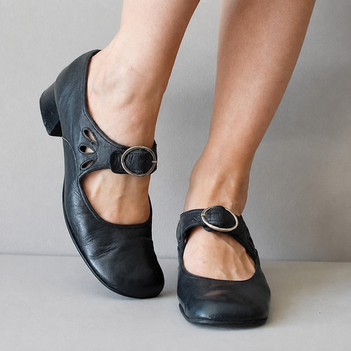 Beatrice - Elegant sandals with adjustable buckle fastening