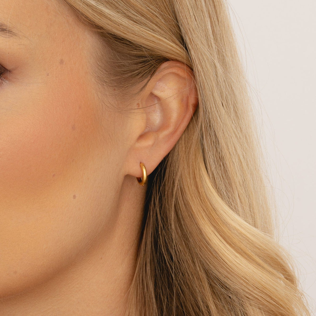 Celia – Elegant golden hoops