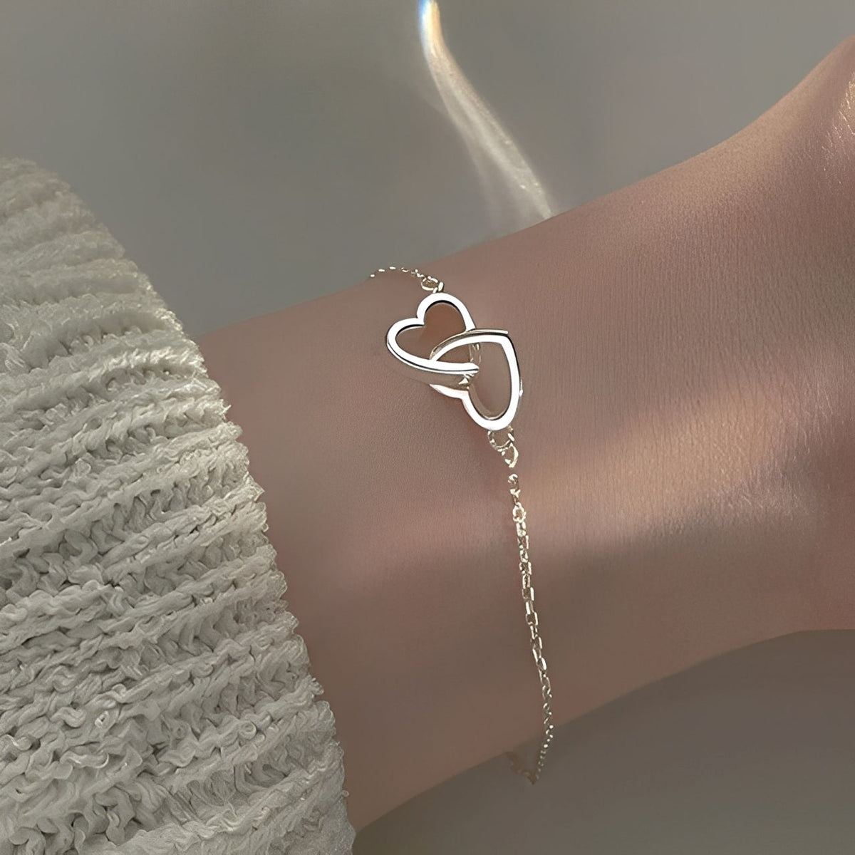 Amara – Bracelet charm with double heart