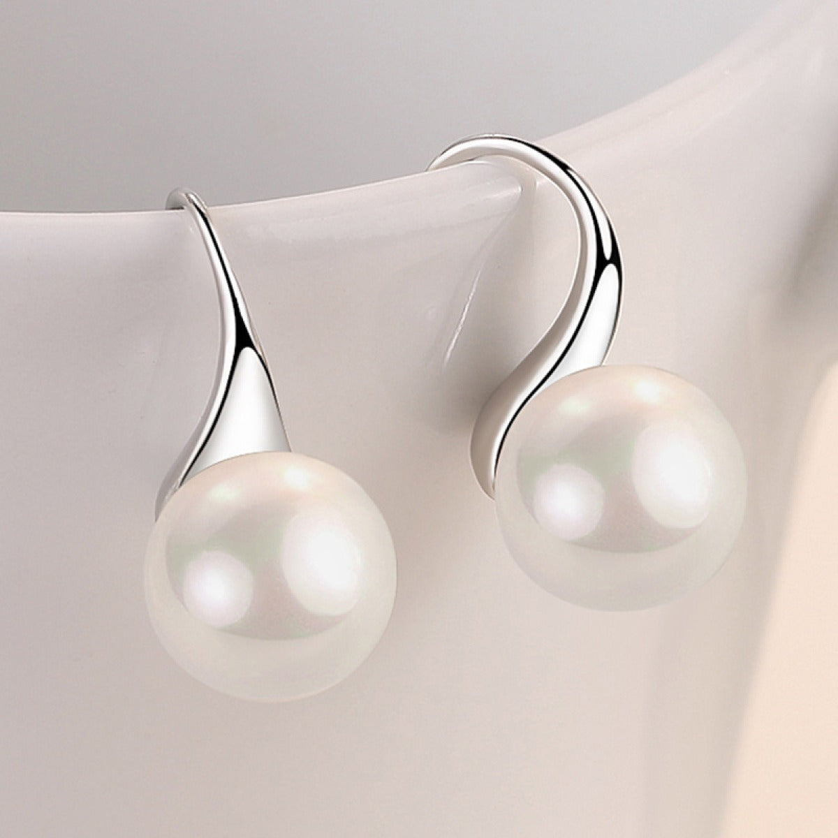 Cess – Vintage earrings with elegant pearls