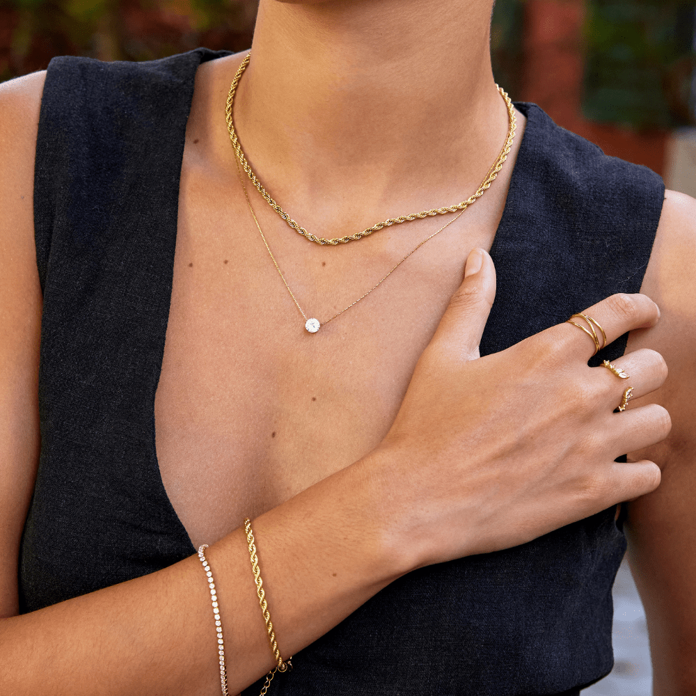 Amaris – Gold necklace with elegant round crystal