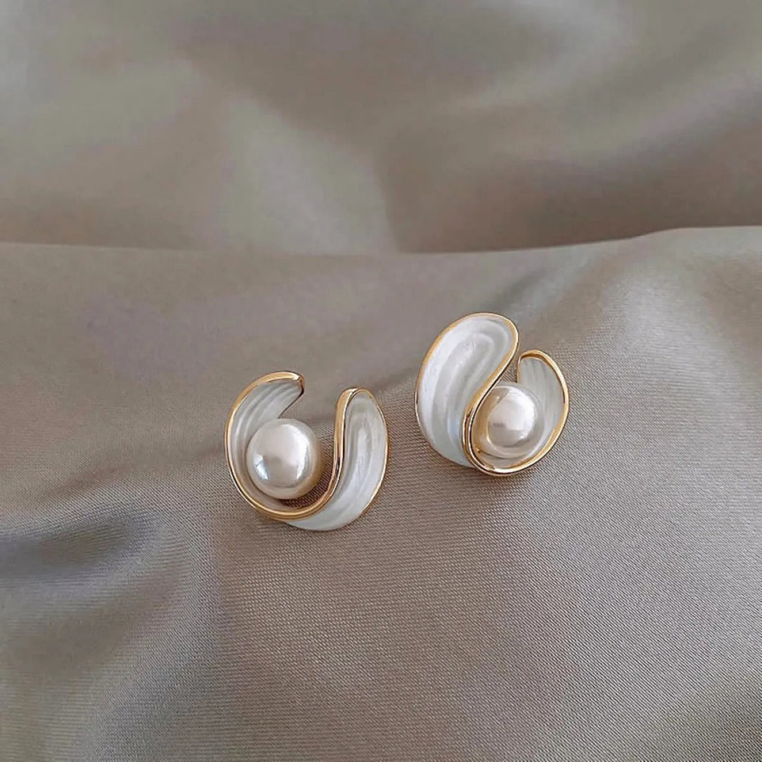 Alina – Luxurious earrings of white opal, pearl and gold