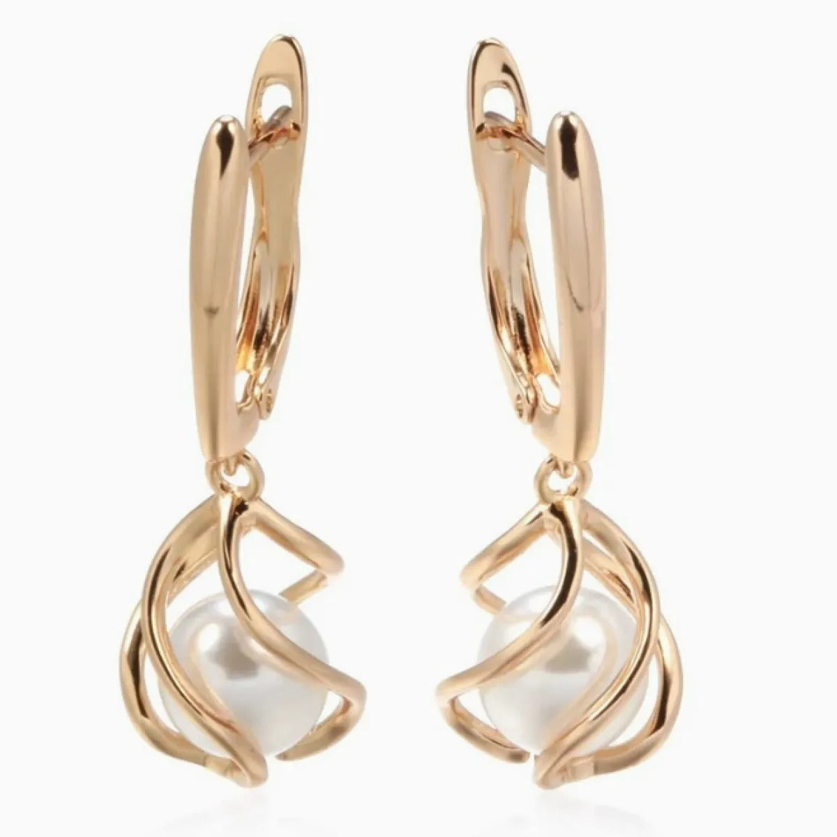 Lyanna – Earrings of golden pearls with soft glow