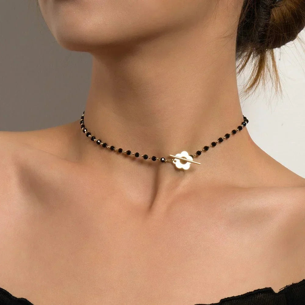 Naya - Floral choker collar with flower clasp