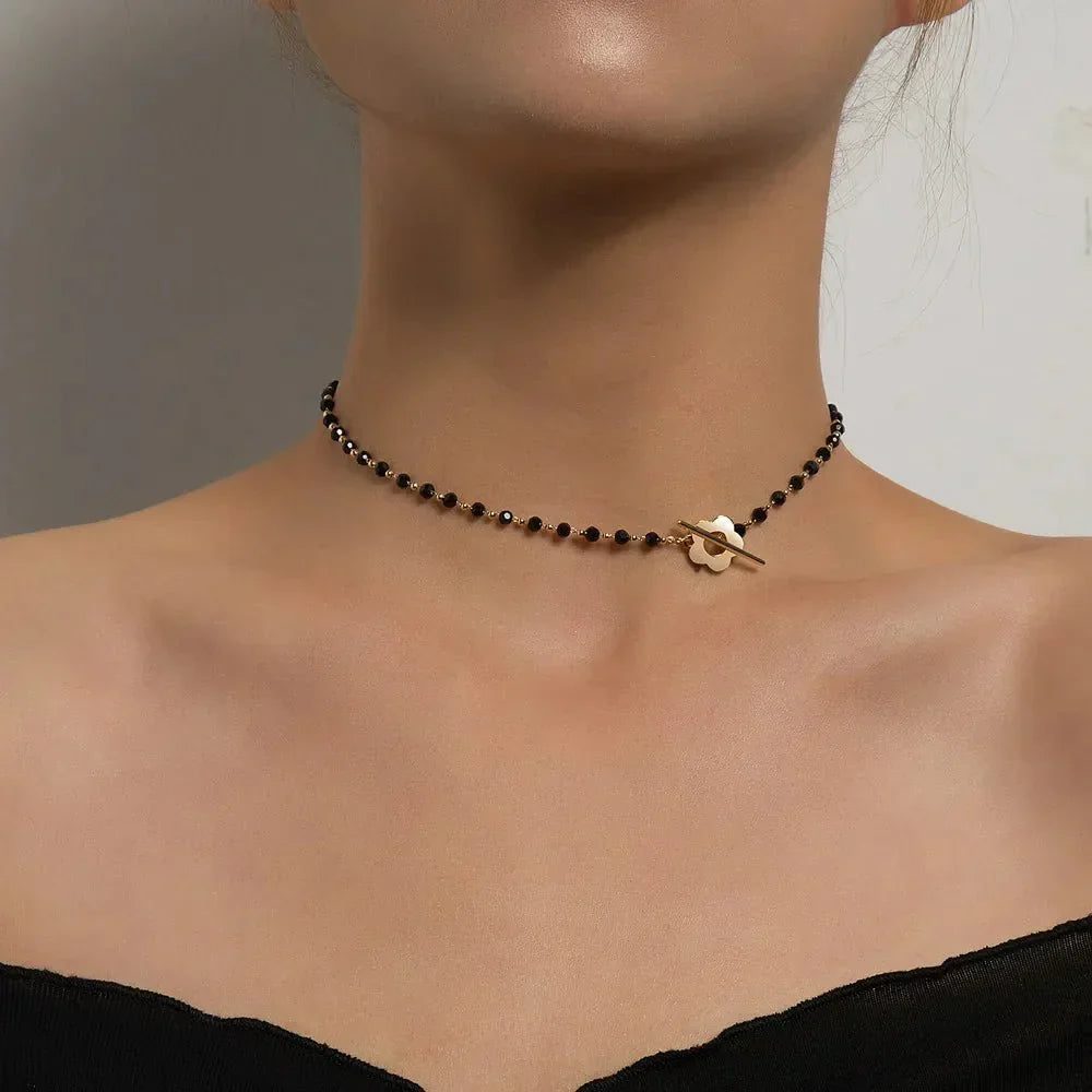 Naya - Floral choker collar with flower clasp