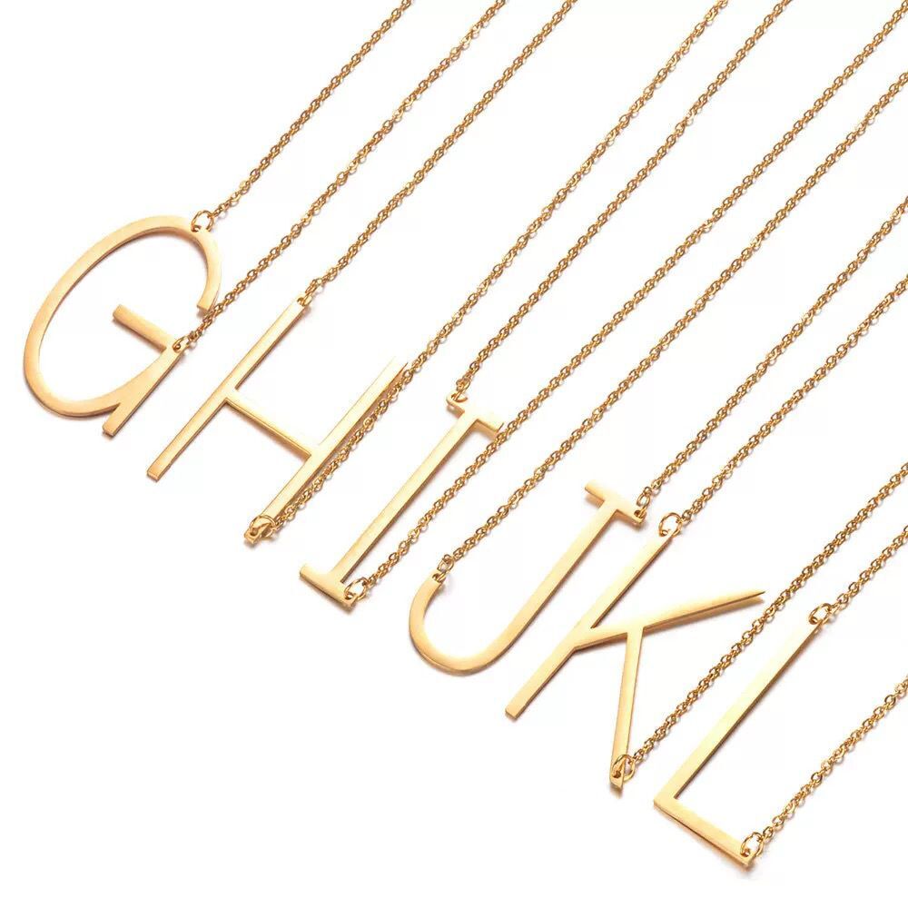 Inez – Necklace with declarative initial
