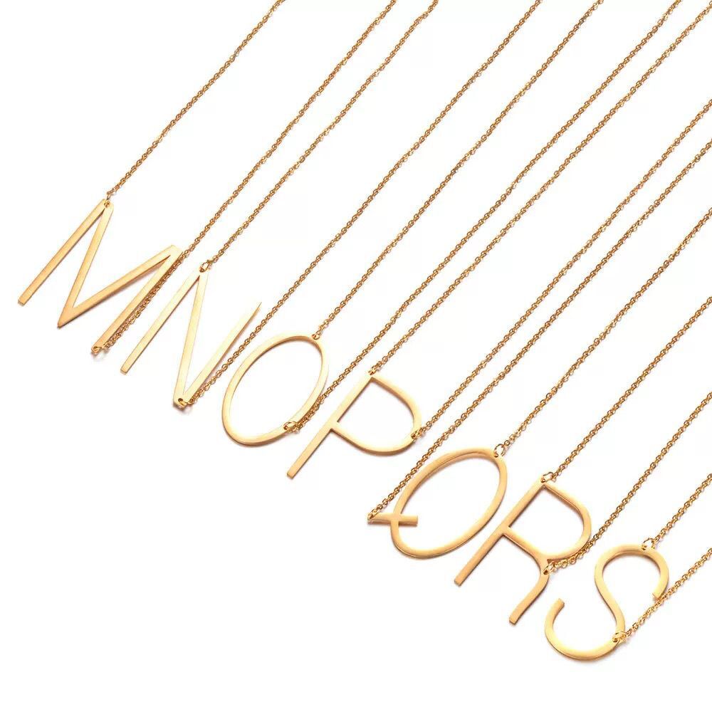 Inez – Necklace with declarative initial