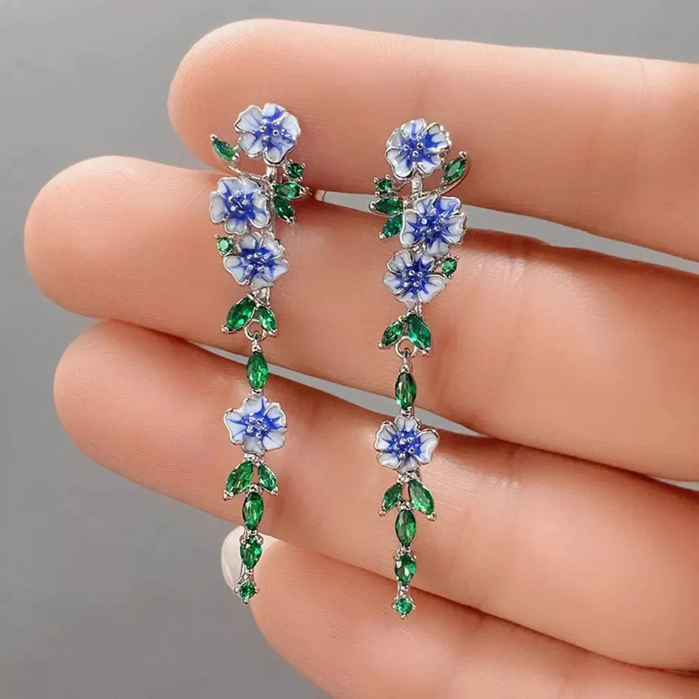 Yara – Hanging earrings of blue flowers