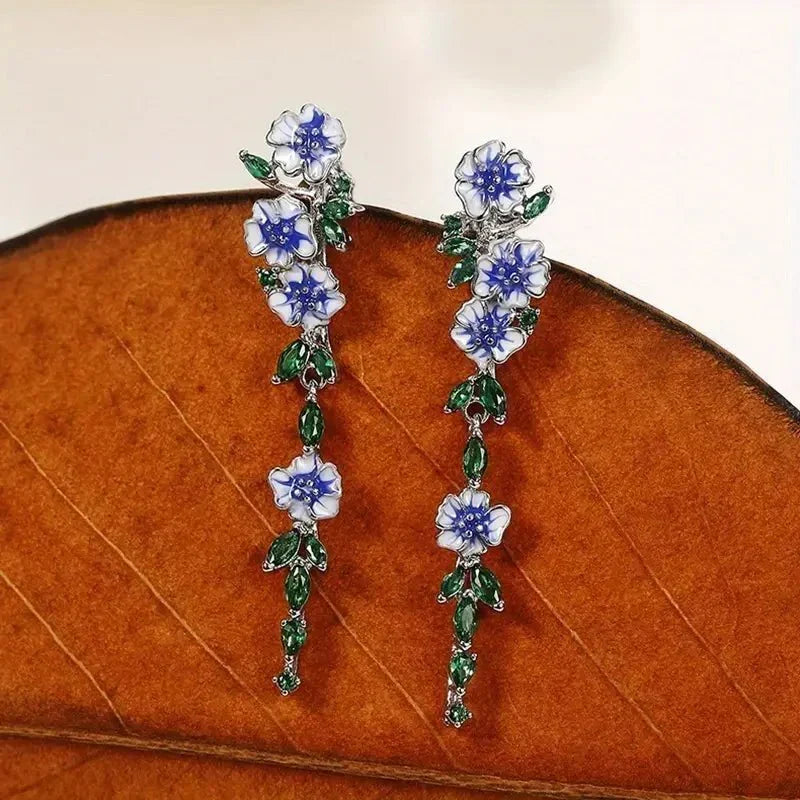 Yara – Hanging earrings of blue flowers