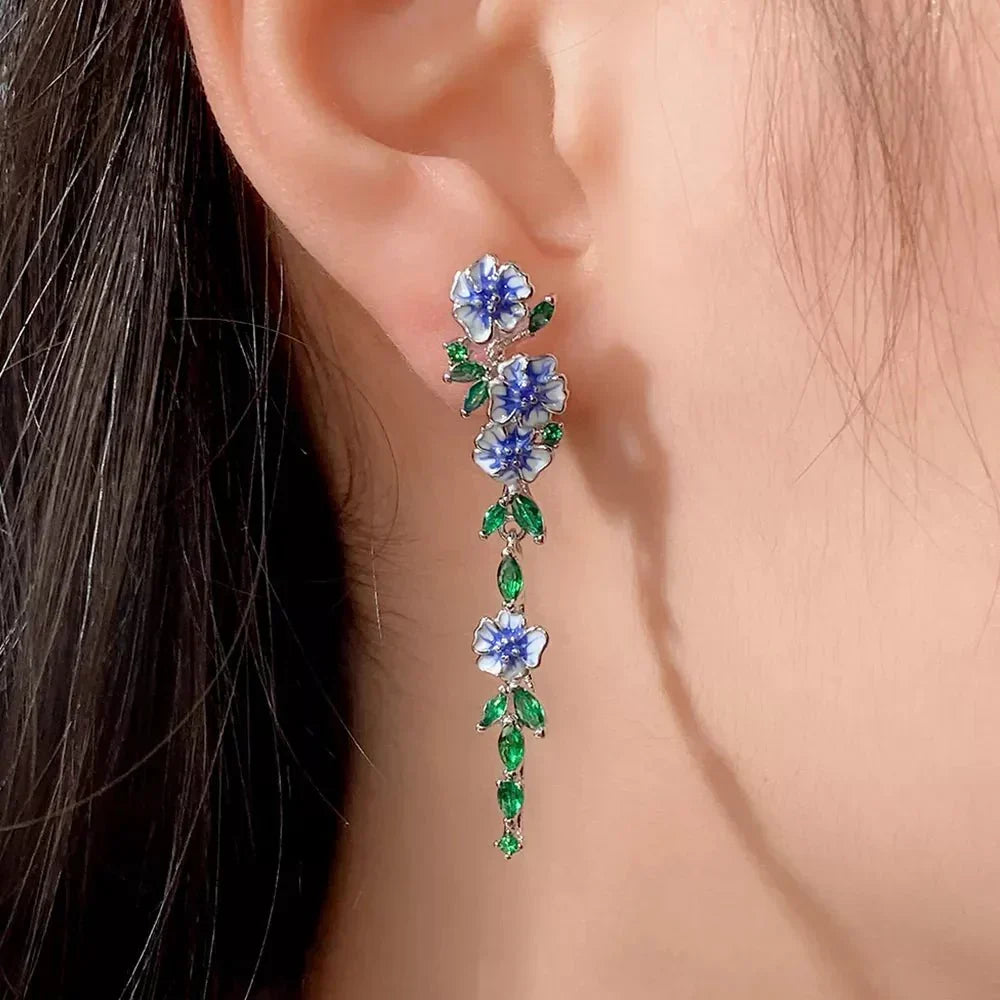 Yara – Hanging earrings of blue flowers