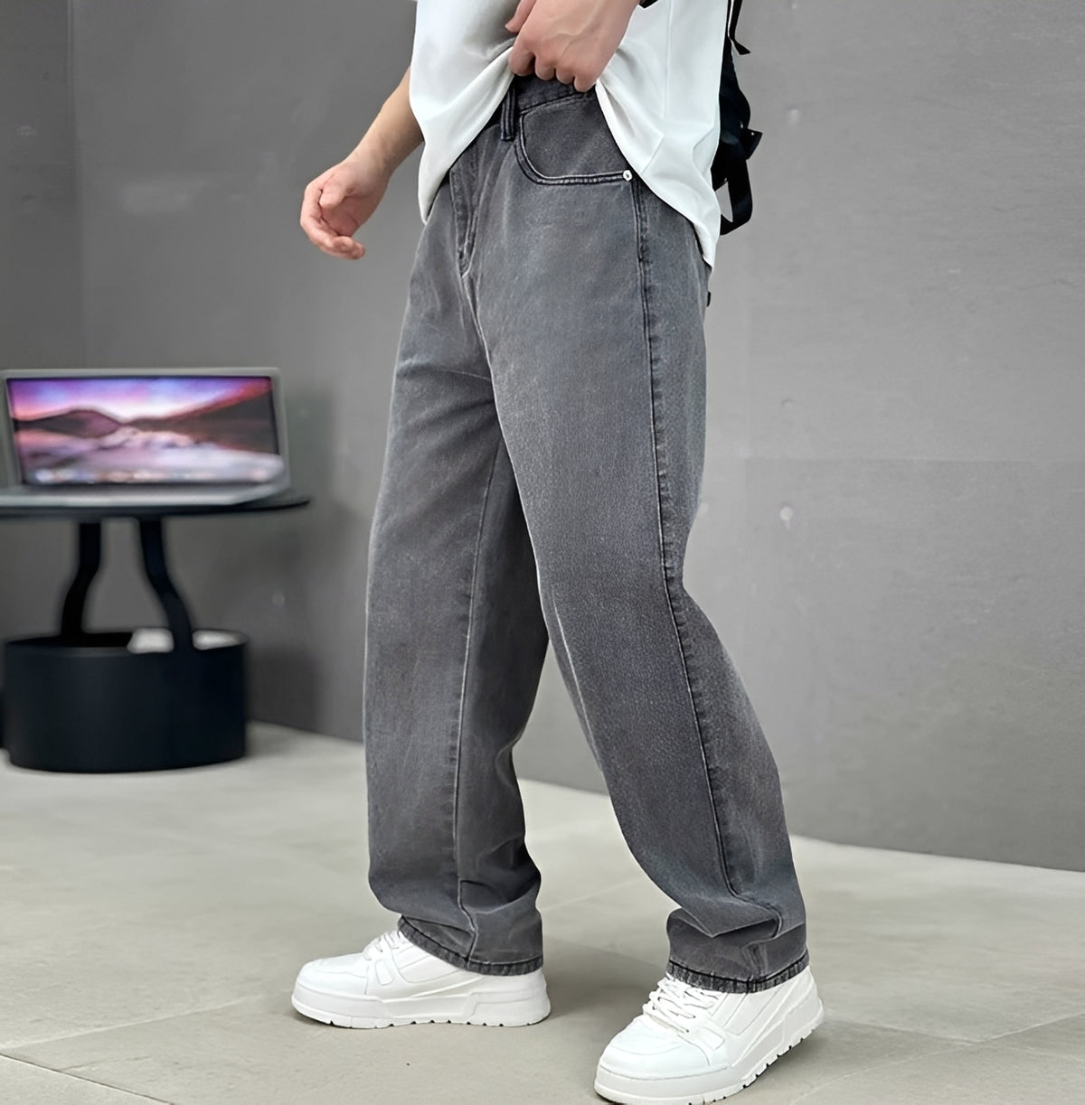 Men's Straight Leg Jeans - Classic Design, Relaxed Fit
