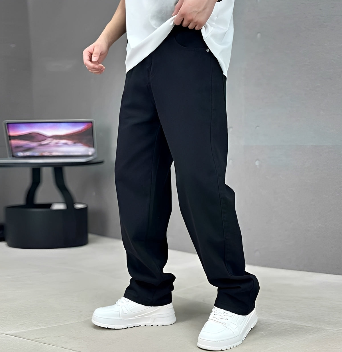 Men's Straight Leg Jeans - Classic Design, Relaxed Fit