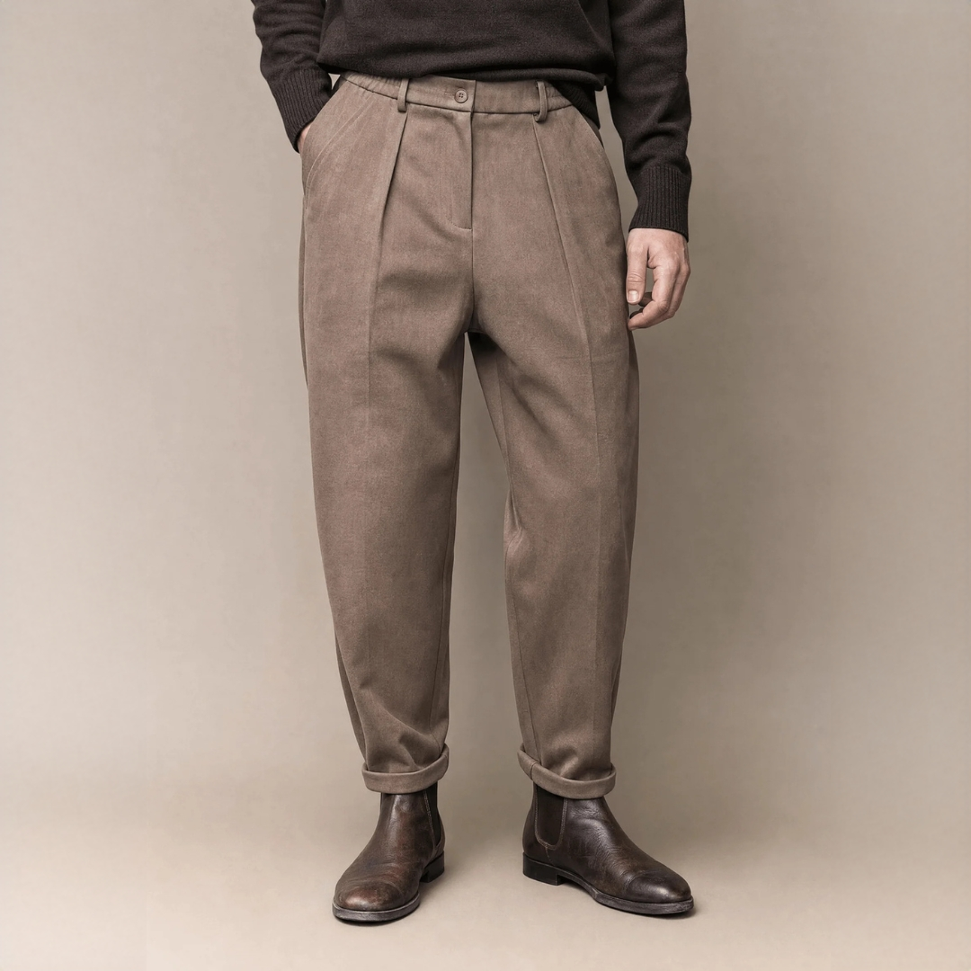 Pleated tapered trousers for men with elastic waistband, button closure & belt loops