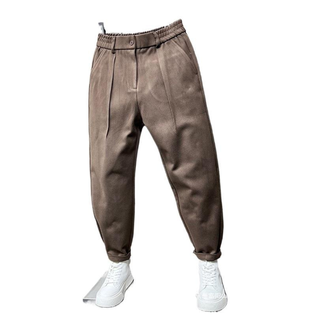 Pleated tapered trousers for men with elastic waistband, button closure & belt loops