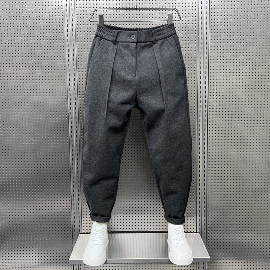 Pleated tapered trousers for men with elastic waistband, button closure & belt loops