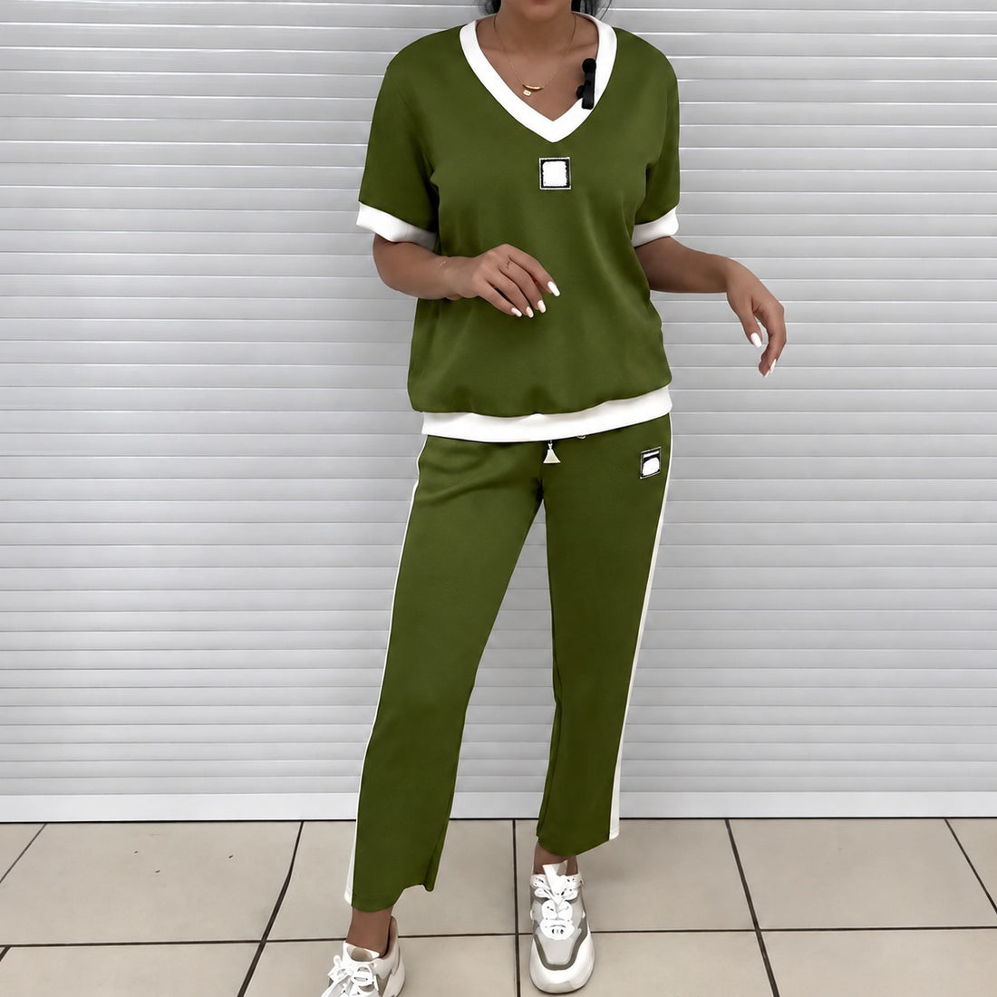Set Women V-Neck Top and Straight-Leg Pants - Colorblock Design, Relaxed Fit