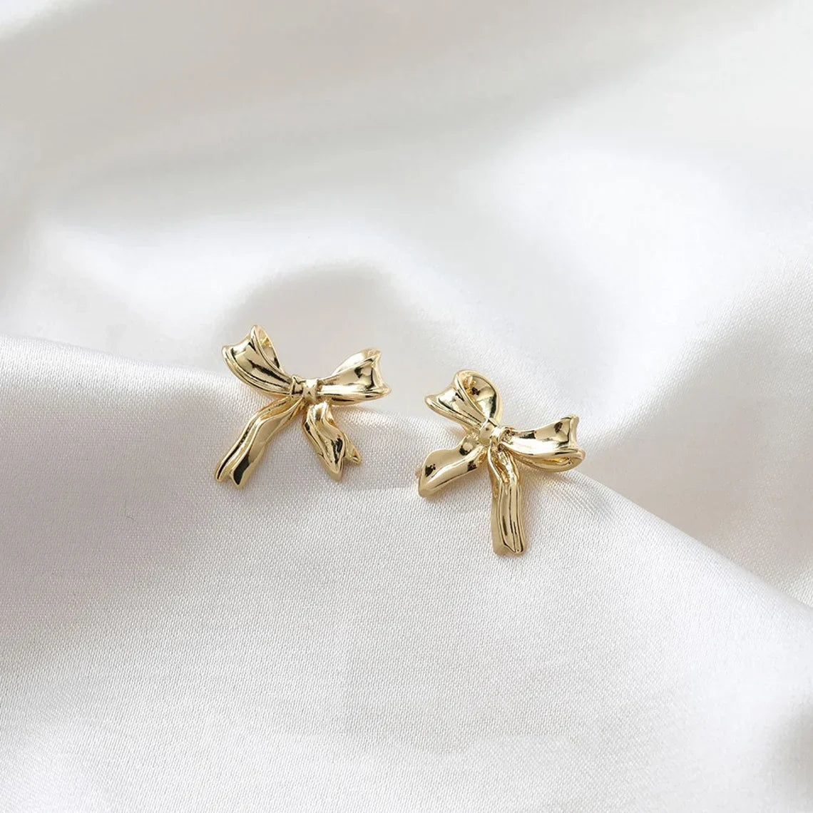 White gold earrings with bow - Button earrings with bow pattern