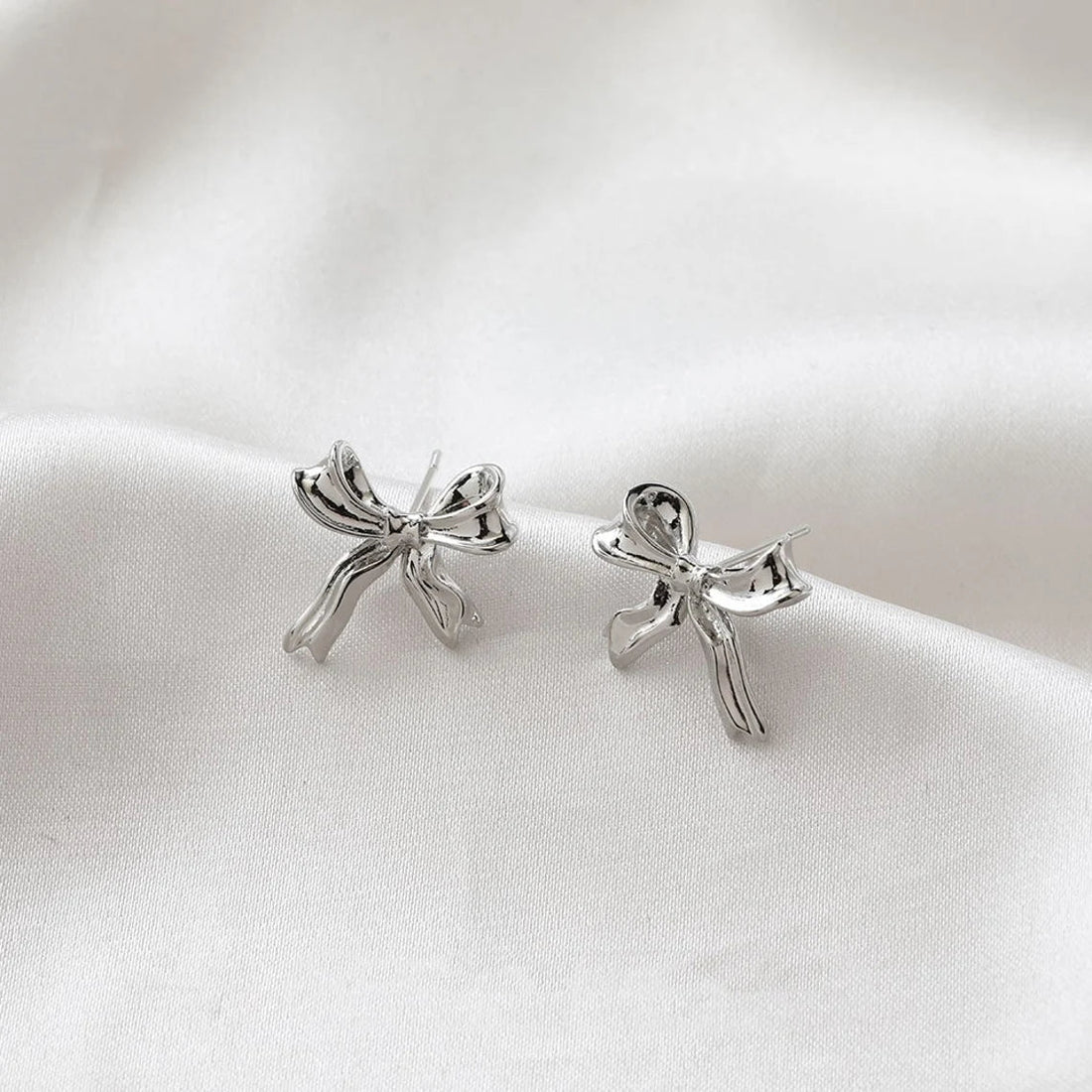 White gold earrings with bow - Button earrings with bow pattern