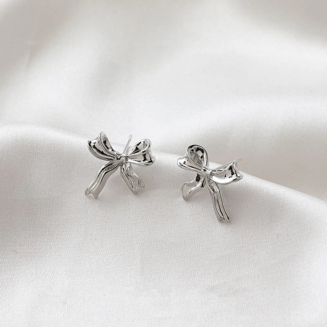 White gold earrings with bow - Button earrings with bow pattern