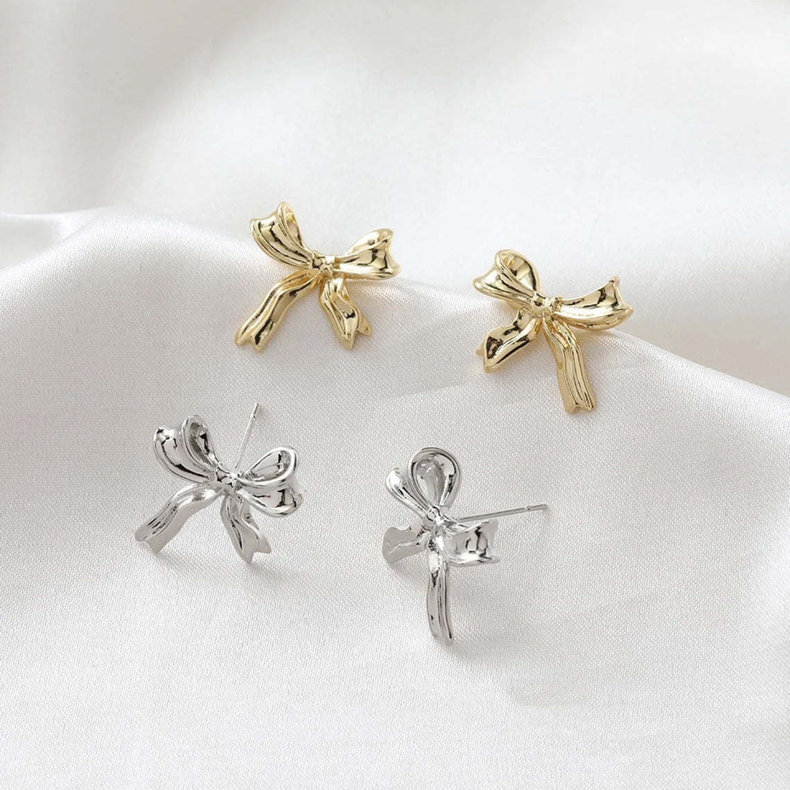 White gold earrings with bow - Button earrings with bow pattern