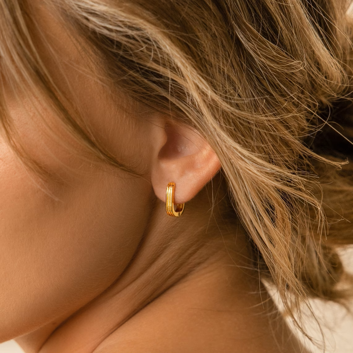 Grooved rectangular link earrings - Minimalist Huggie earrings