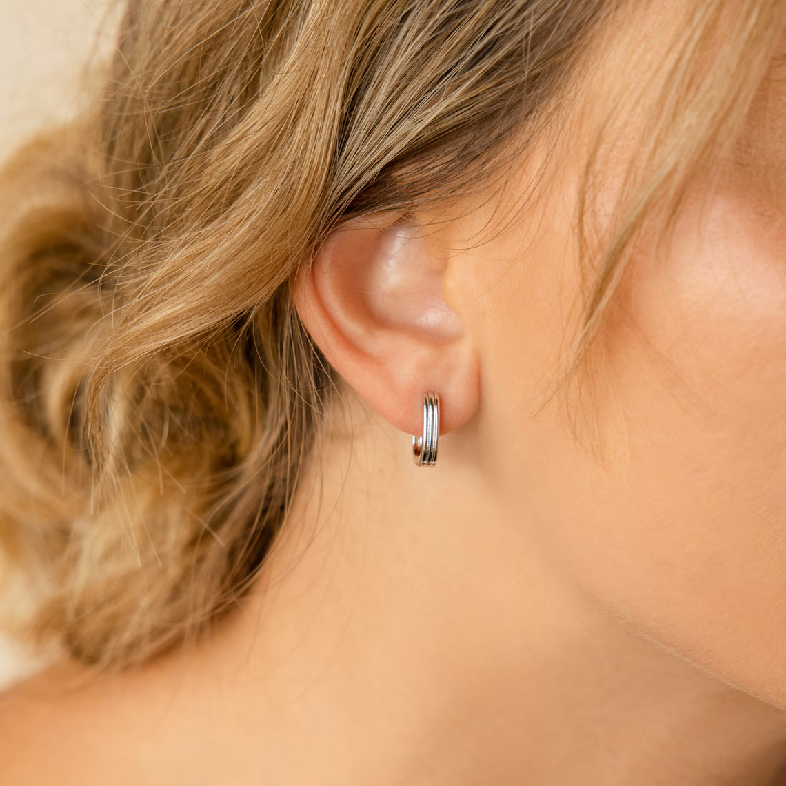 Grooved rectangular link earrings - Minimalist Huggie earrings