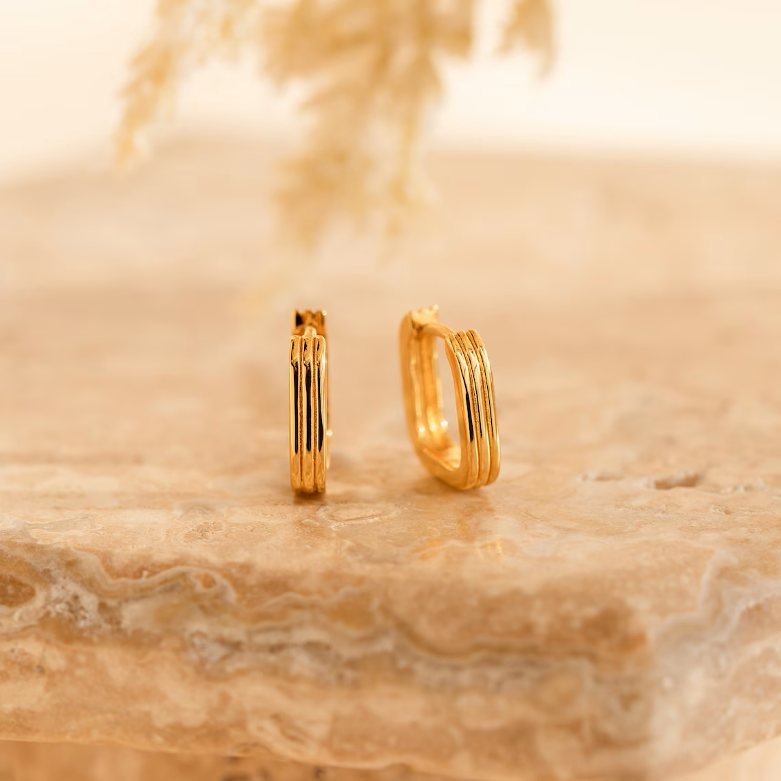 Grooved rectangular link earrings - Minimalist Huggie earrings