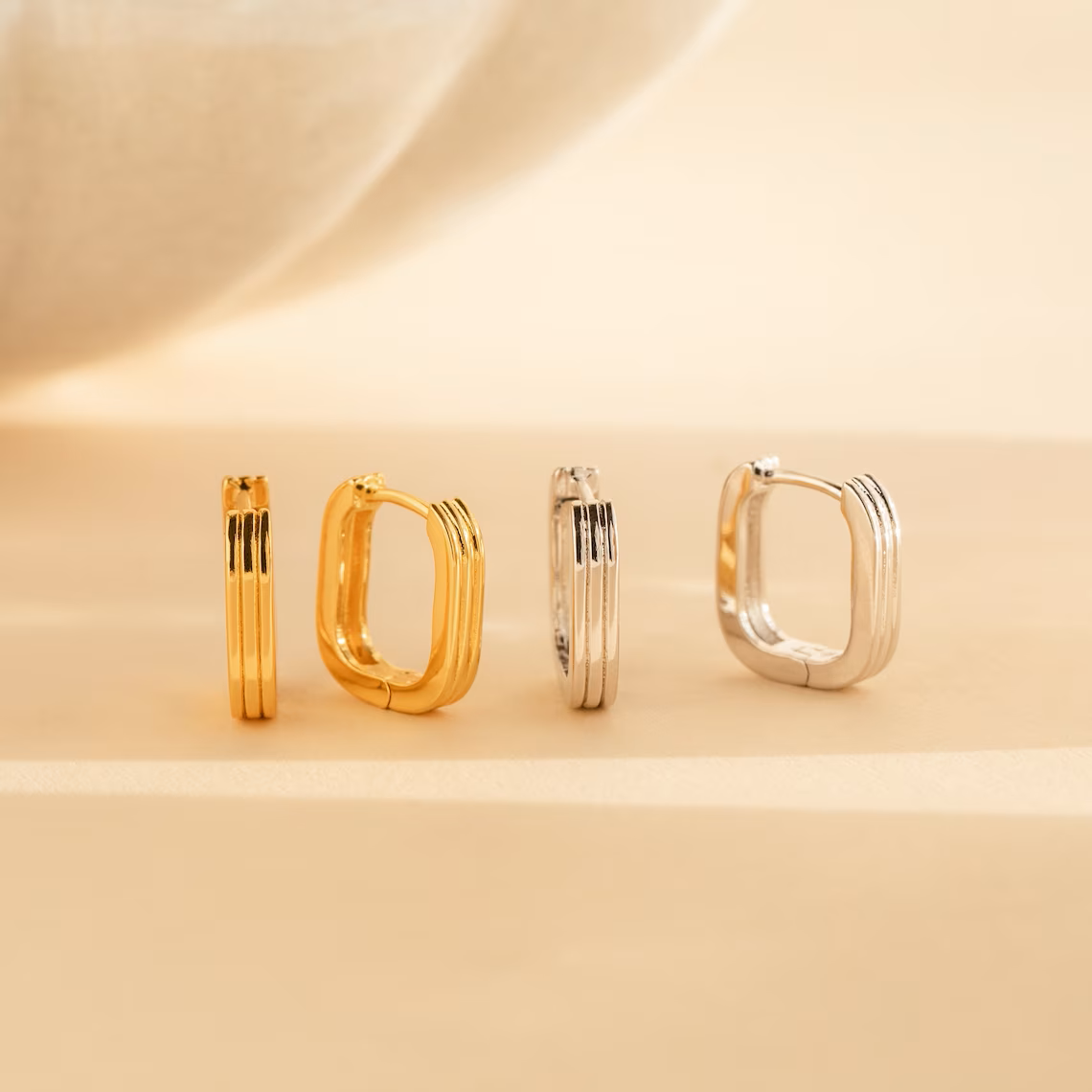 Grooved rectangular link earrings - Minimalist Huggie earrings