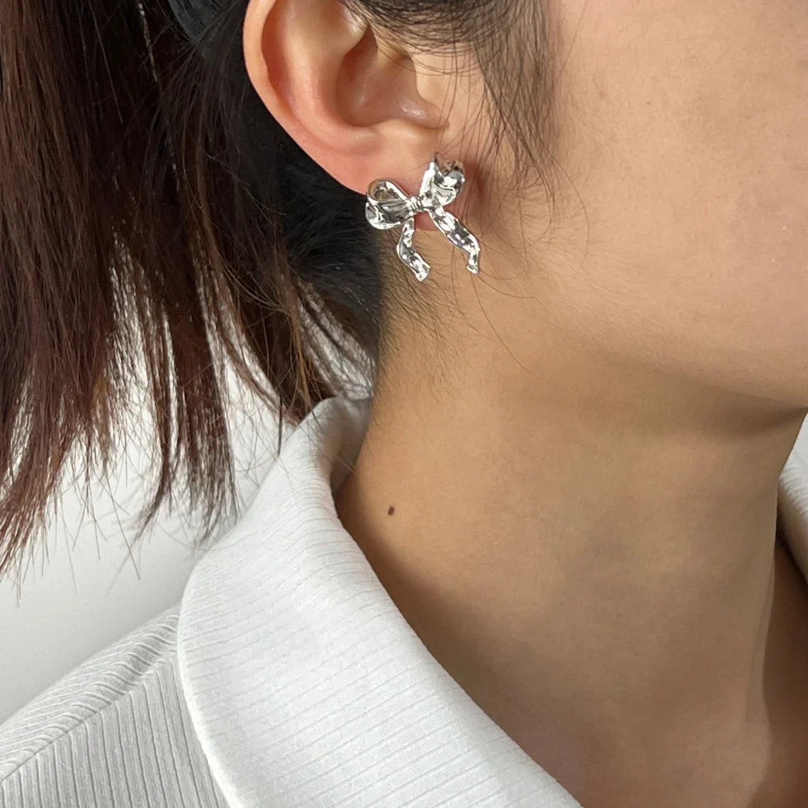 White gold earrings with bow - Button earrings with bow pattern