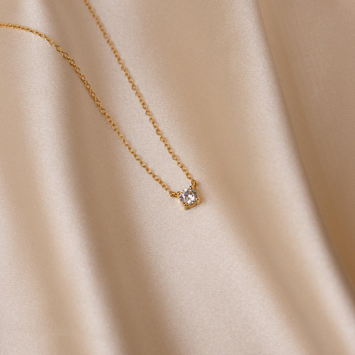 Delicate necklace with shiny details