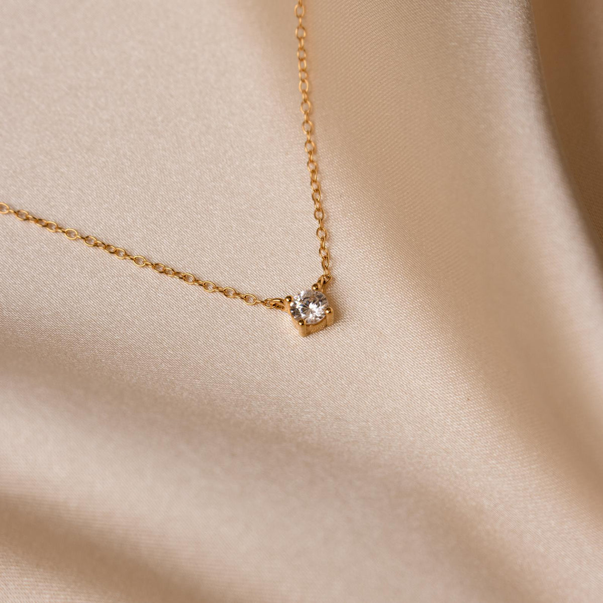 Delicate necklace with shiny details