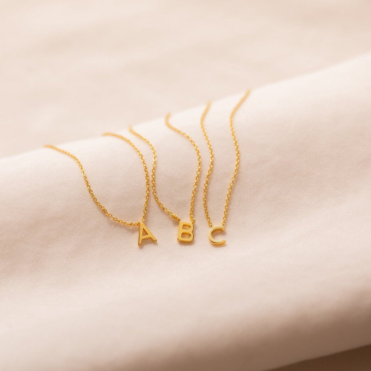 Jasmine – Delicate necklace with personalized initial