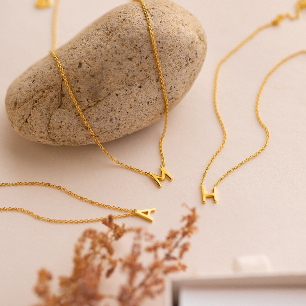 Jasmine – Delicate necklace with personalized initial