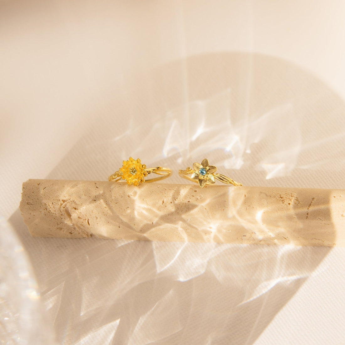 Flora – Ring of flowers with birthstone