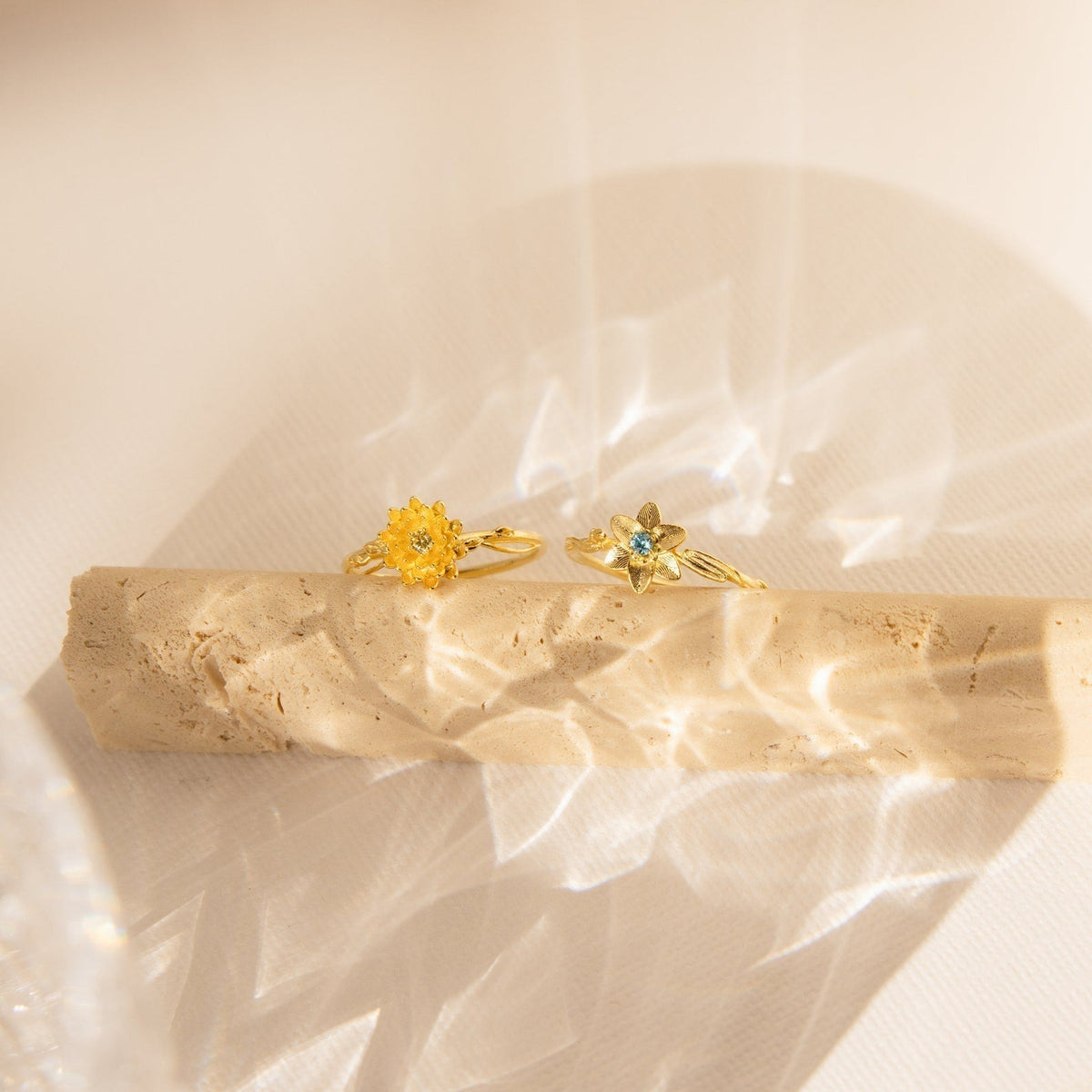Flora – Ring of flowers with birthstone