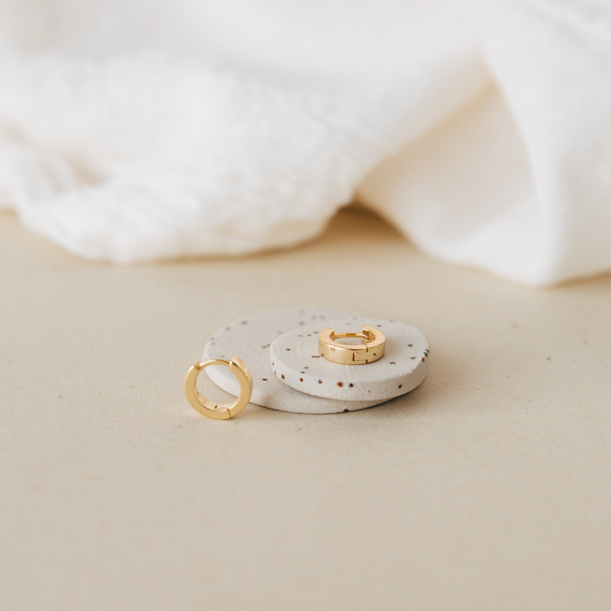 Huggies Classics - Small Minimalist Hoops
