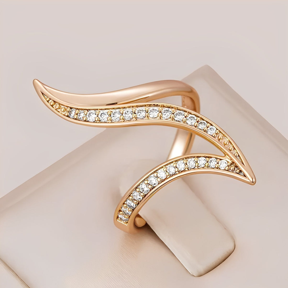 Brianna – Elegant ring with shiny details