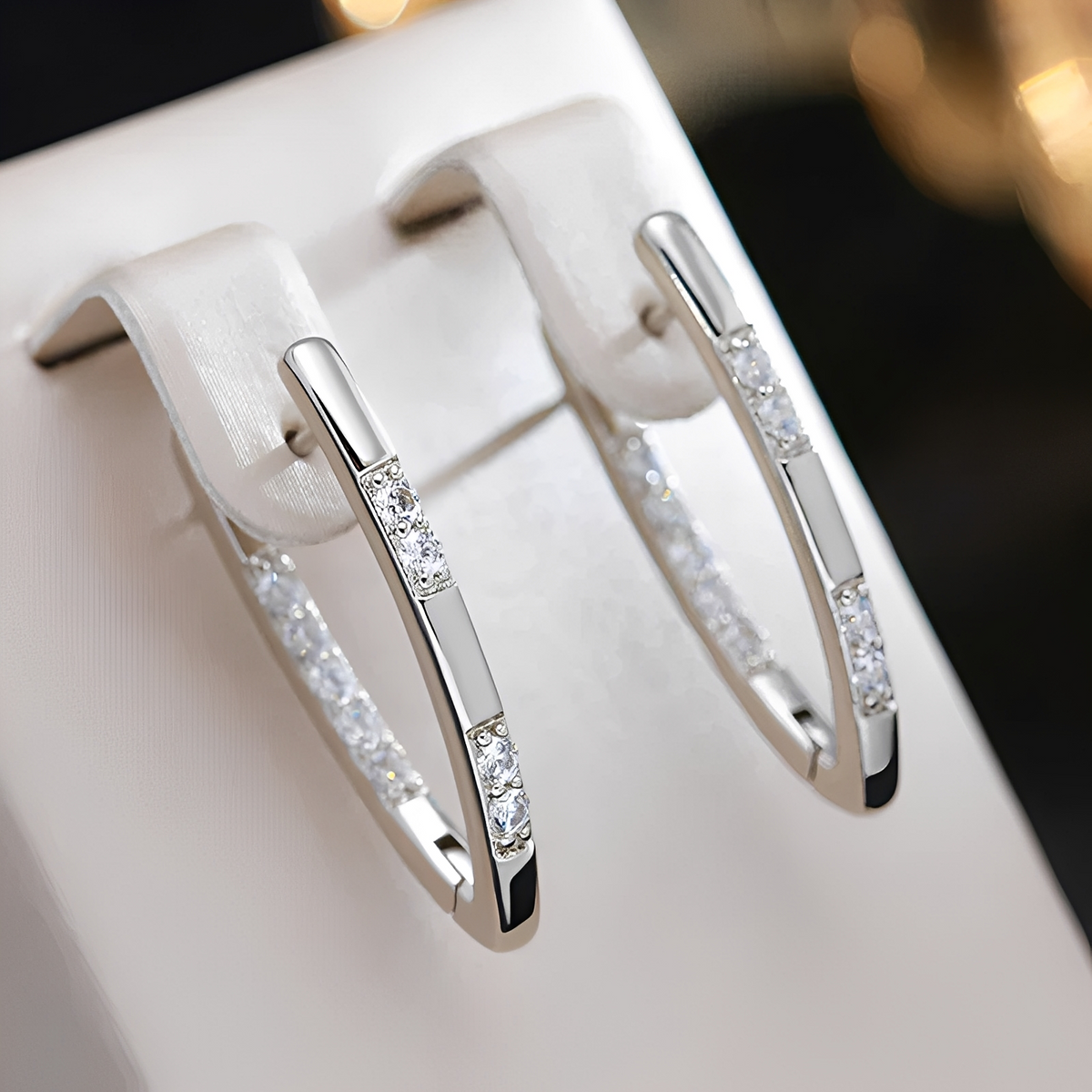 Cleah – Elegant earrings with shiny details