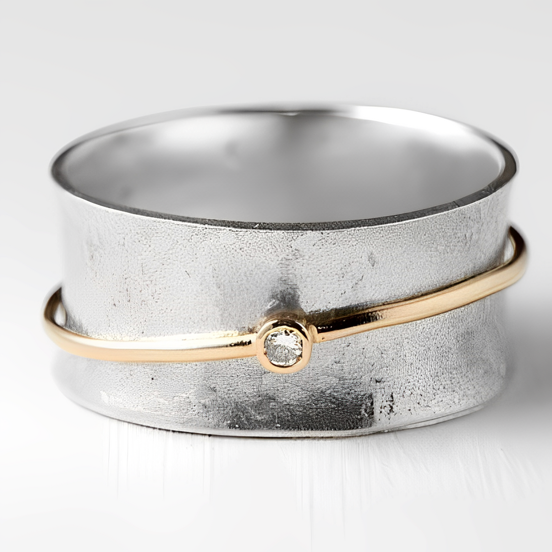 Lilia – Ring of Elegant Lines