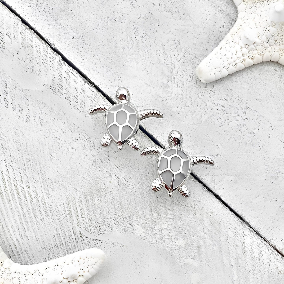 Marina – Earrings with silver sea turtle and opal